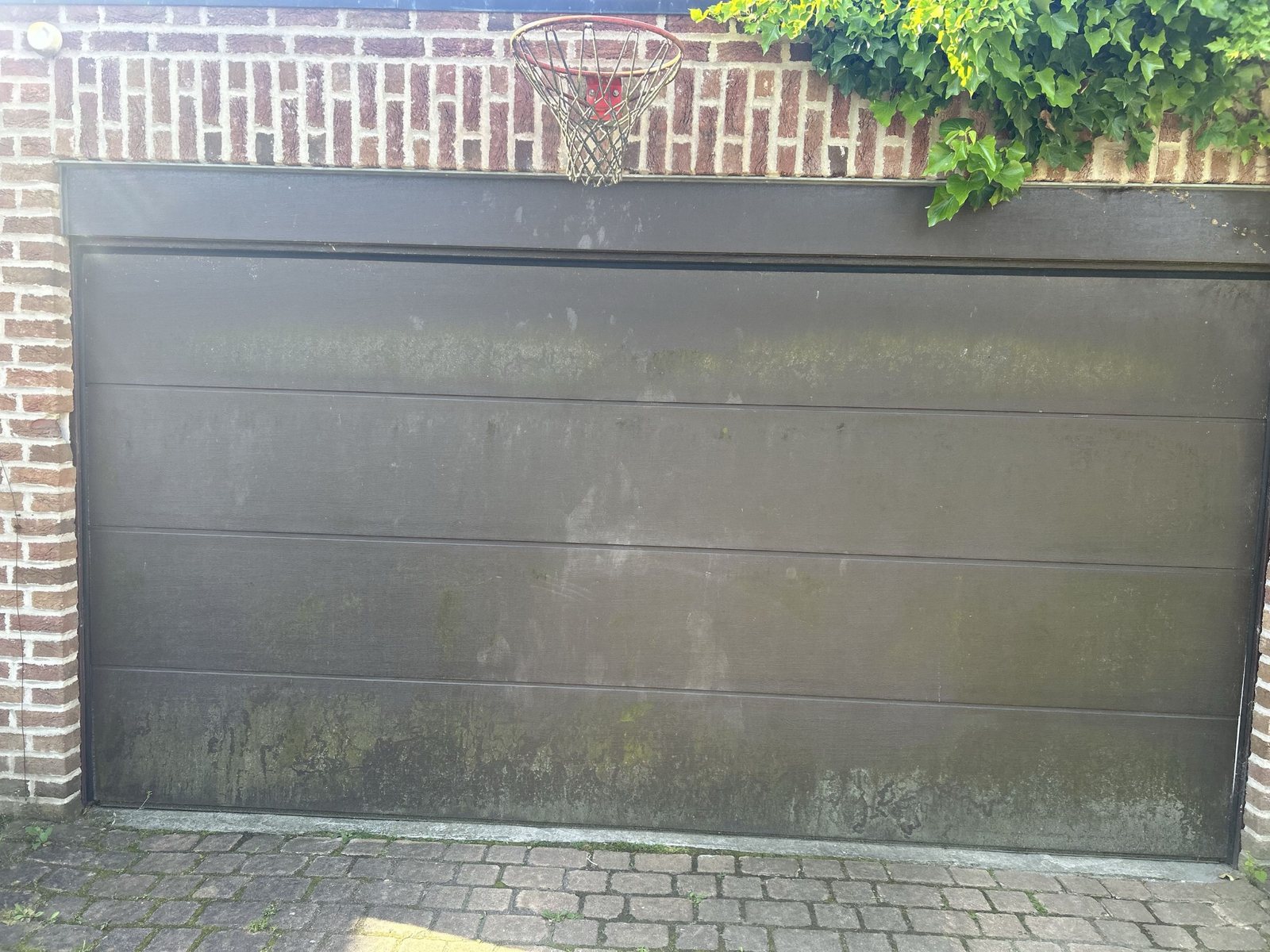 Garagentor vor der Reinigung